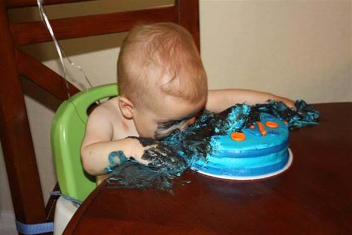 Anak Bayi Makan Kue Ulang Tahun